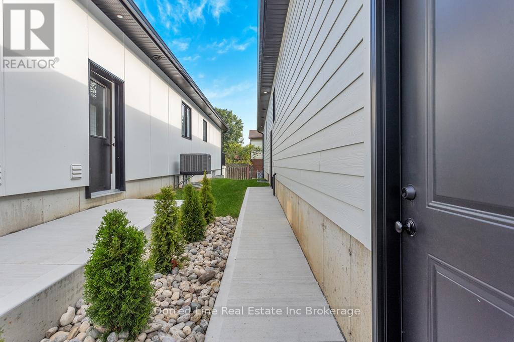 4 Charles Court, Bayham (Port Burwell), Ontario  N0J 1T0 - Photo 5 - X12323659