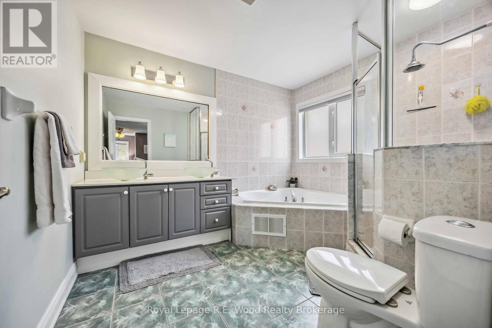 3 Lorwood Court, Richmond Hill (Oak Ridges), Ontario  L4E 3W3 - Photo 19 - N12396417