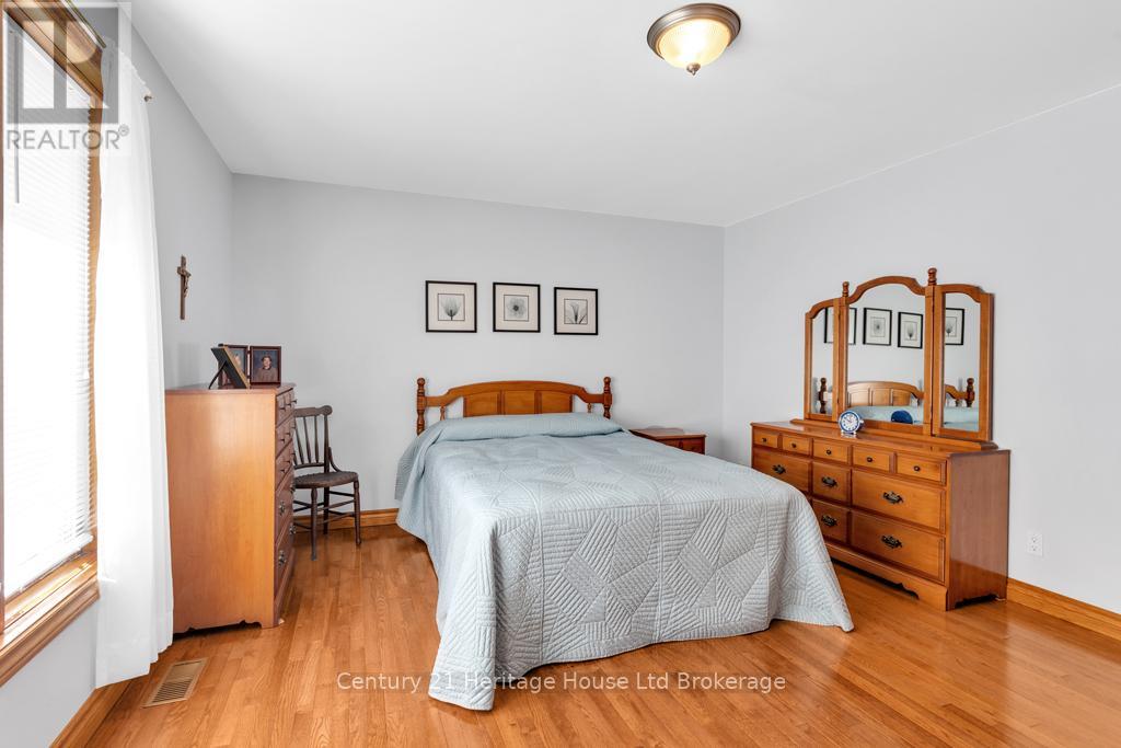 5 Thomas Avenue, Tillsonburg, Ontario  N4G 5K8 - Photo 14 - X12418302