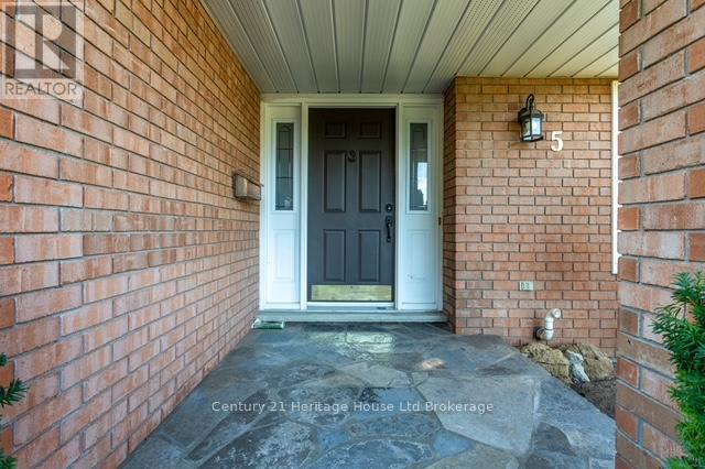 5 Thomas Avenue, Tillsonburg, Ontario  N4G 5K8 - Photo 2 - X12418302