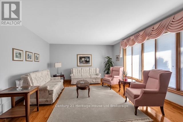 5 Thomas Avenue, Tillsonburg, Ontario  N4G 5K8 - Photo 8 - X12418302