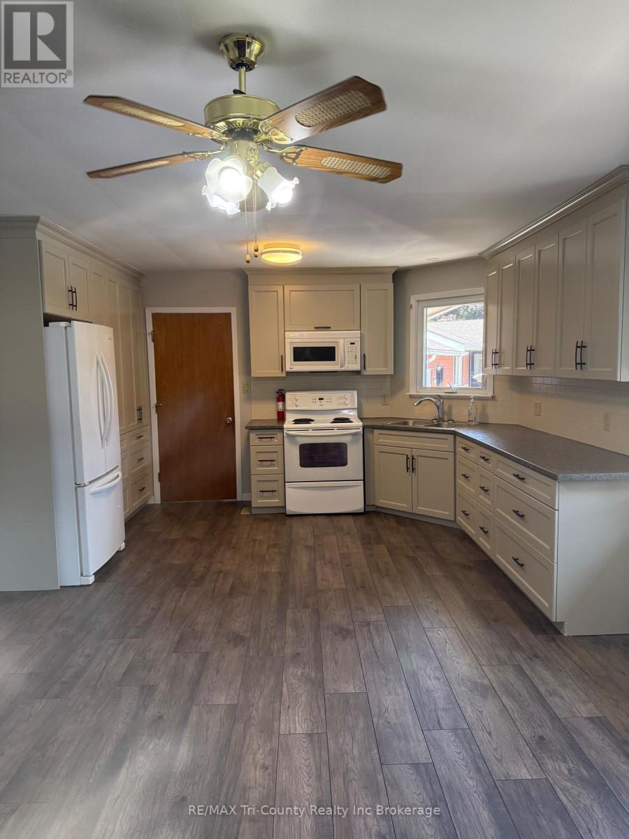 20 Fairfield Crescent, Tillsonburg, Ontario  N4G 2B4 - Photo 2 - X12423524