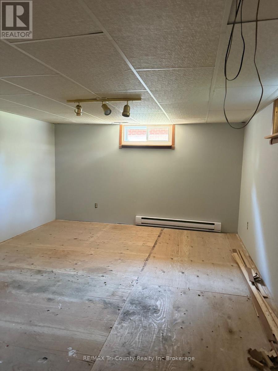 20 Fairfield Crescent, Tillsonburg, Ontario  N4G 2B4 - Photo 9 - X12423524