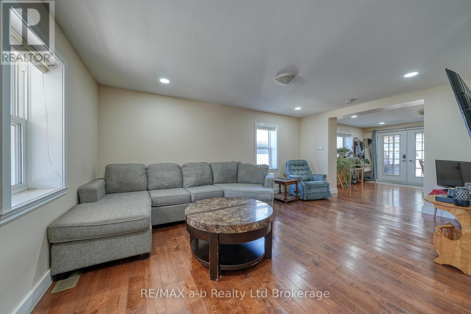 27 Sovereign Street W, Norfolk (Waterford), Ontario  N0E 1Y0 - Photo 10 - X12433793