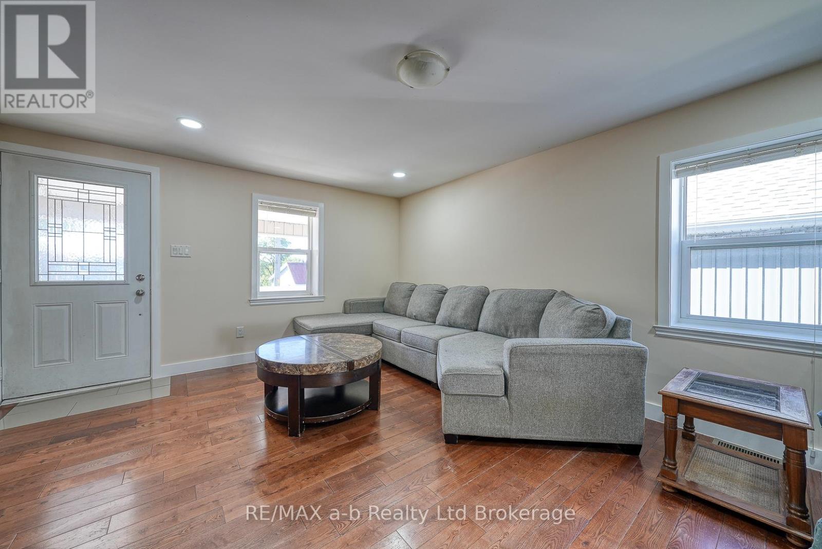 27 Sovereign Street W, Norfolk (Waterford), Ontario  N0E 1Y0 - Photo 11 - X12433793