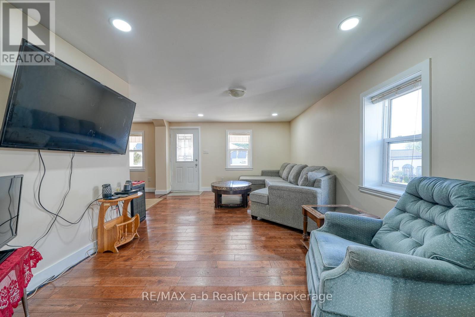 27 Sovereign Street W, Norfolk (Waterford), Ontario  N0E 1Y0 - Photo 12 - X12433793