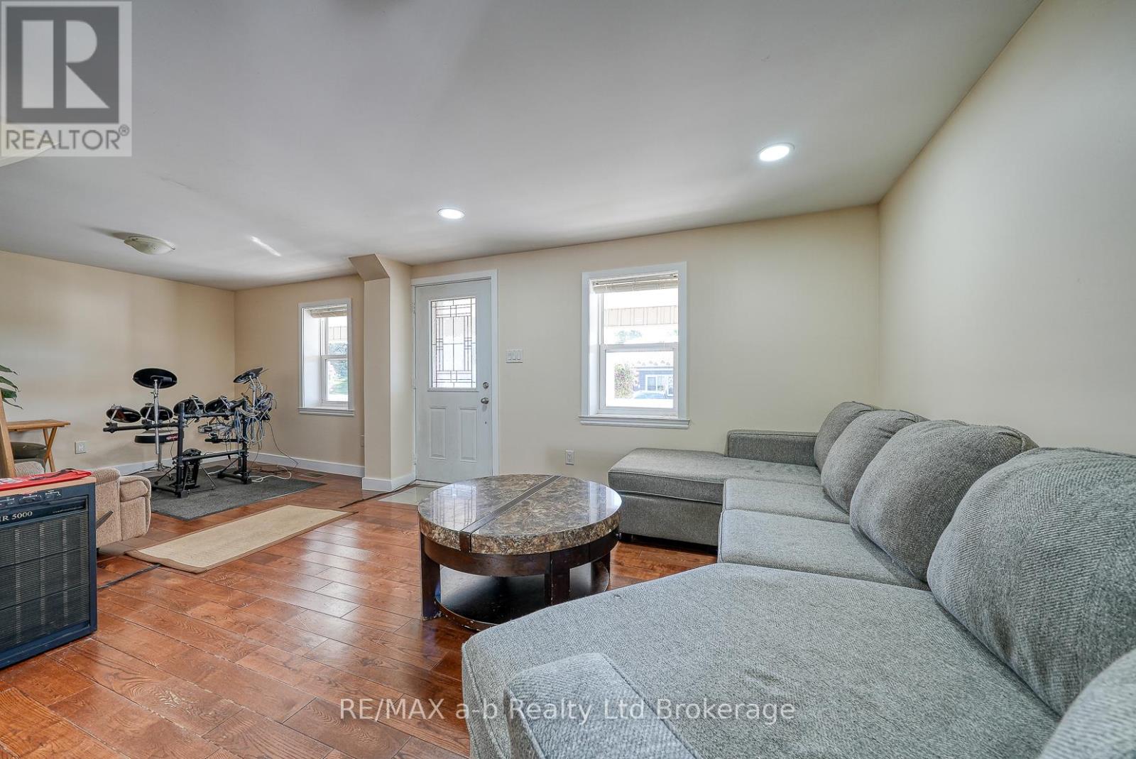 27 Sovereign Street W, Norfolk (Waterford), Ontario  N0E 1Y0 - Photo 13 - X12433793