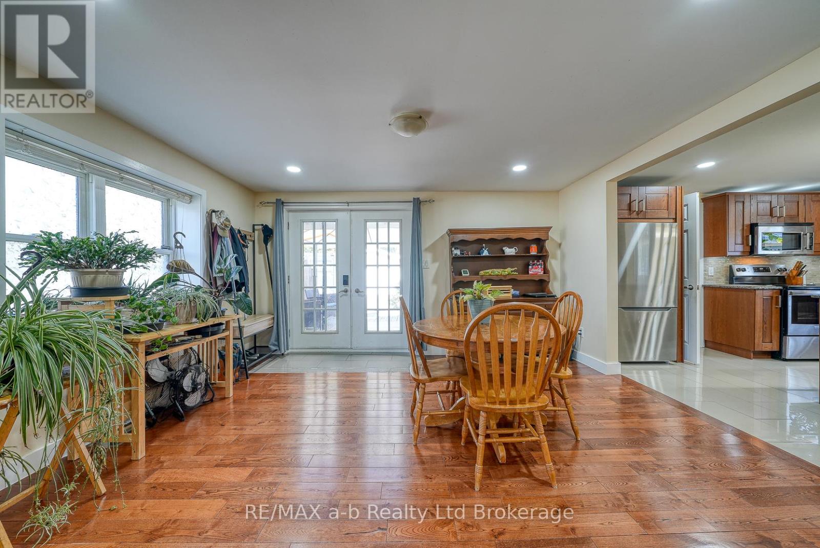 27 Sovereign Street W, Norfolk (Waterford), Ontario  N0E 1Y0 - Photo 14 - X12433793