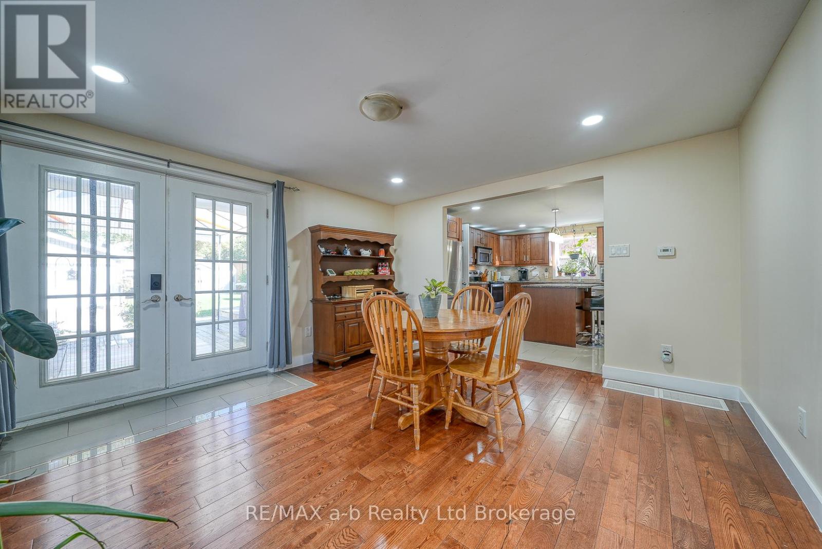 27 Sovereign Street W, Norfolk (Waterford), Ontario  N0E 1Y0 - Photo 15 - X12433793