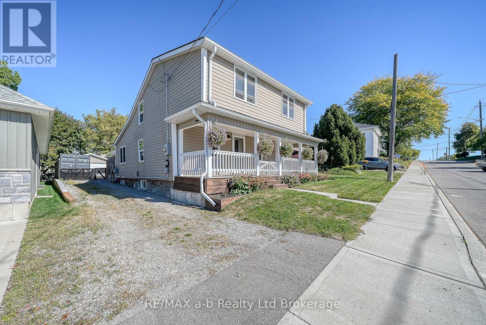 27 Sovereign Street W, Norfolk (Waterford), Ontario  N0E 1Y0 - Photo 2 - X12433793