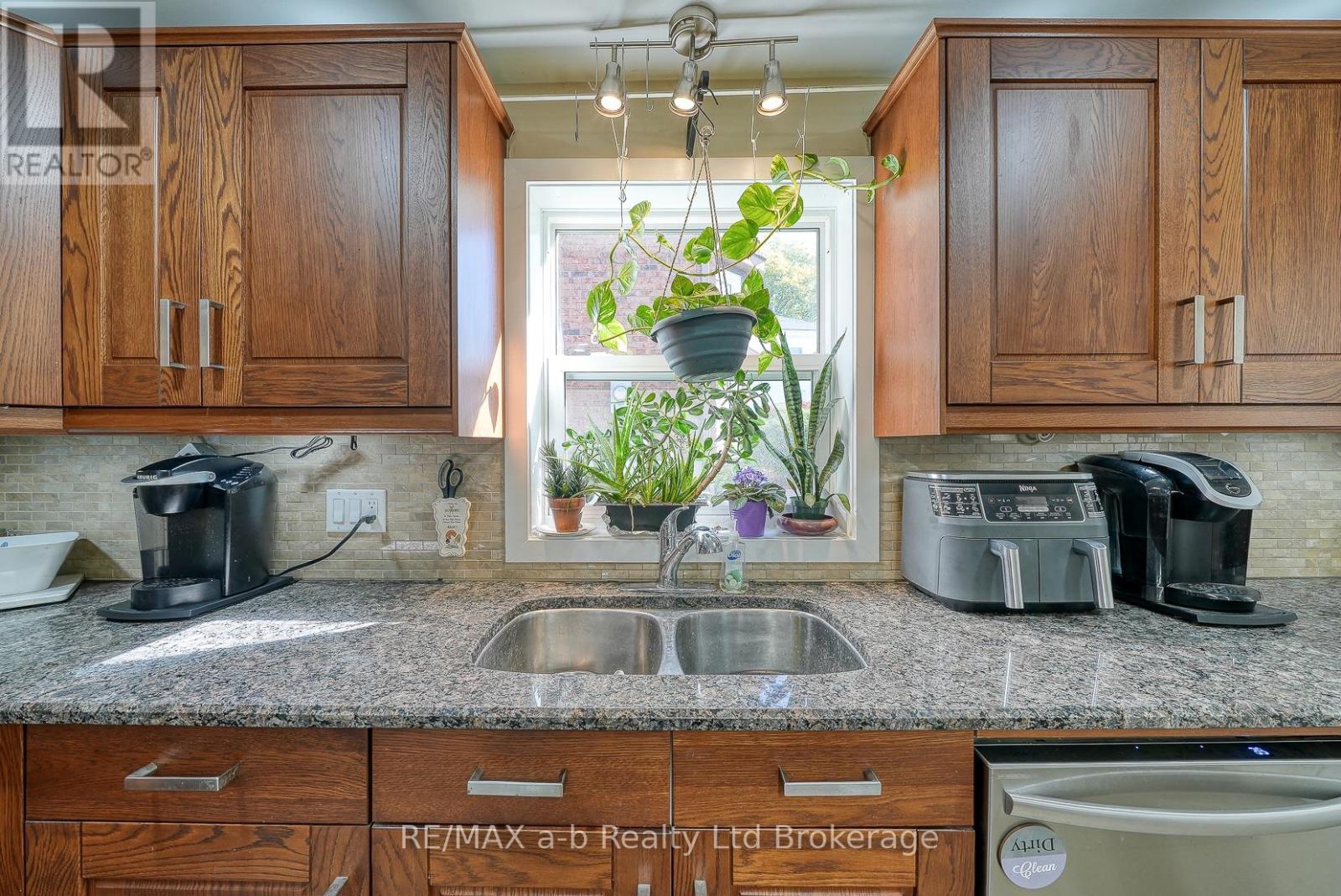 27 Sovereign Street W, Norfolk (Waterford), Ontario  N0E 1Y0 - Photo 25 - X12433793