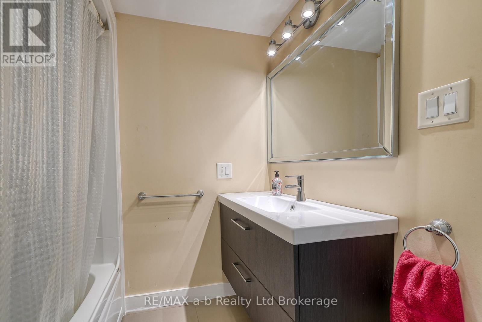 27 Sovereign Street W, Norfolk (Waterford), Ontario  N0E 1Y0 - Photo 26 - X12433793