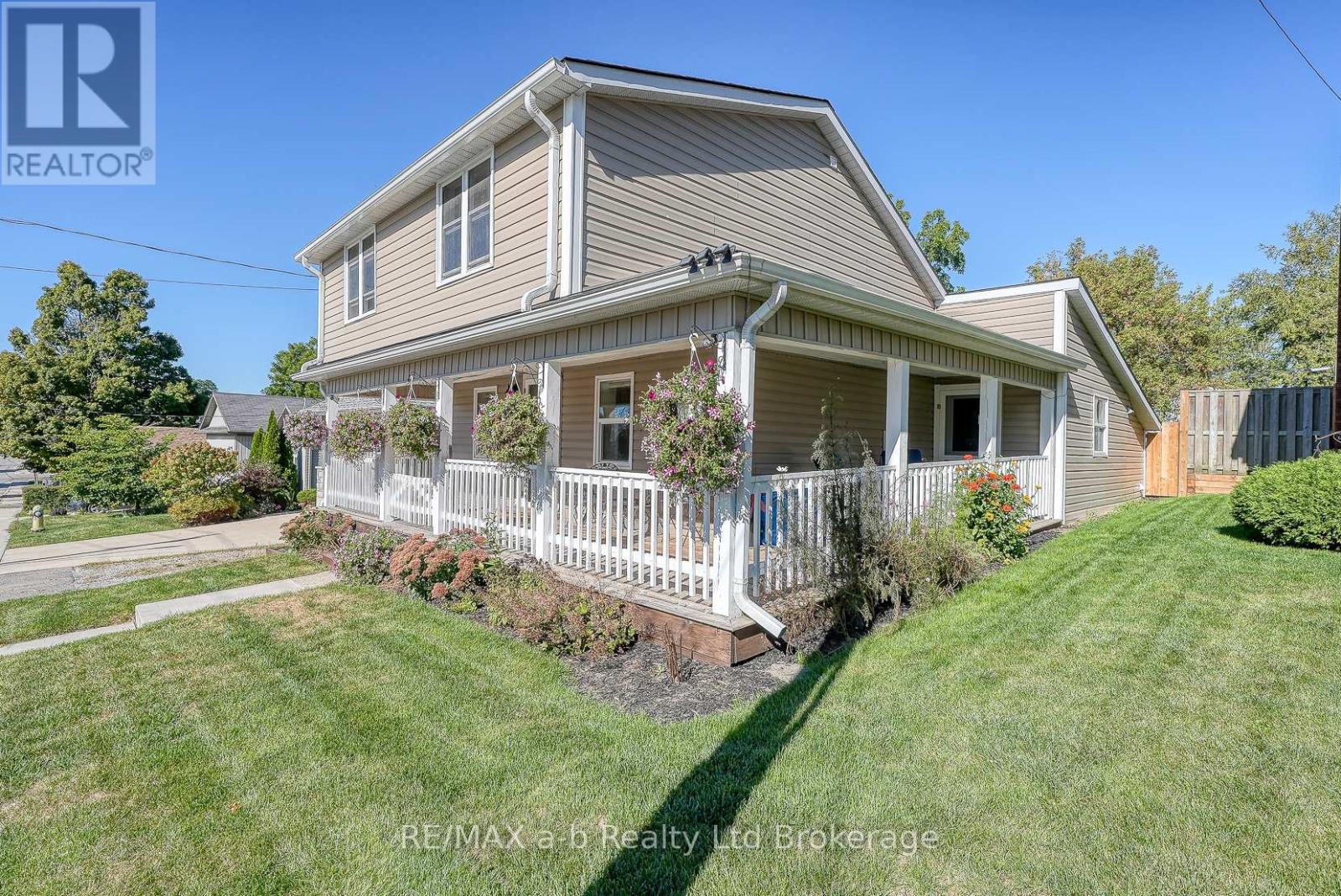 27 Sovereign Street W, Norfolk (Waterford), Ontario  N0E 1Y0 - Photo 3 - X12433793