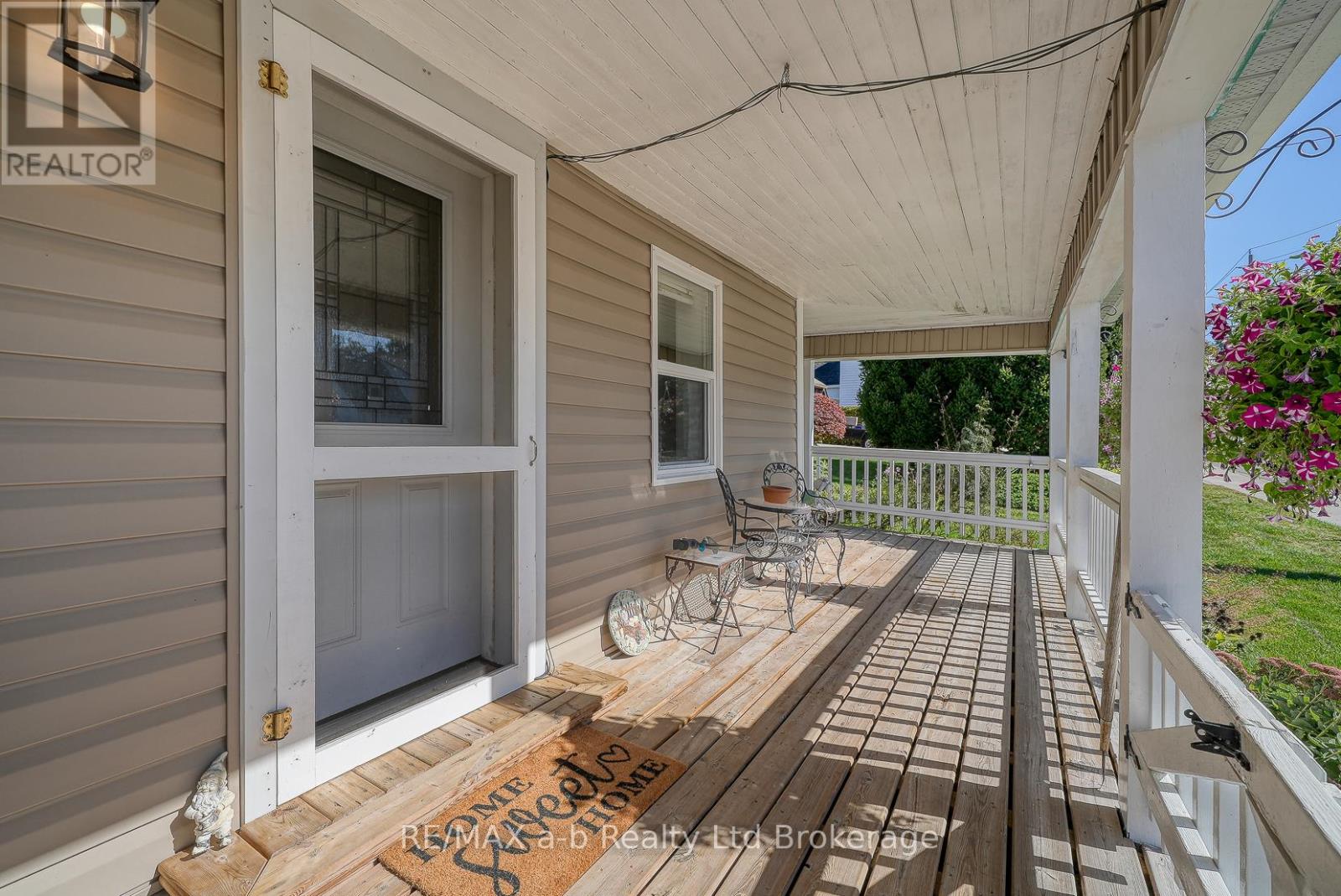 27 Sovereign Street W, Norfolk (Waterford), Ontario  N0E 1Y0 - Photo 4 - X12433793