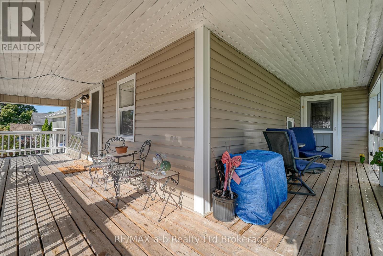 27 Sovereign Street W, Norfolk (Waterford), Ontario  N0E 1Y0 - Photo 5 - X12433793