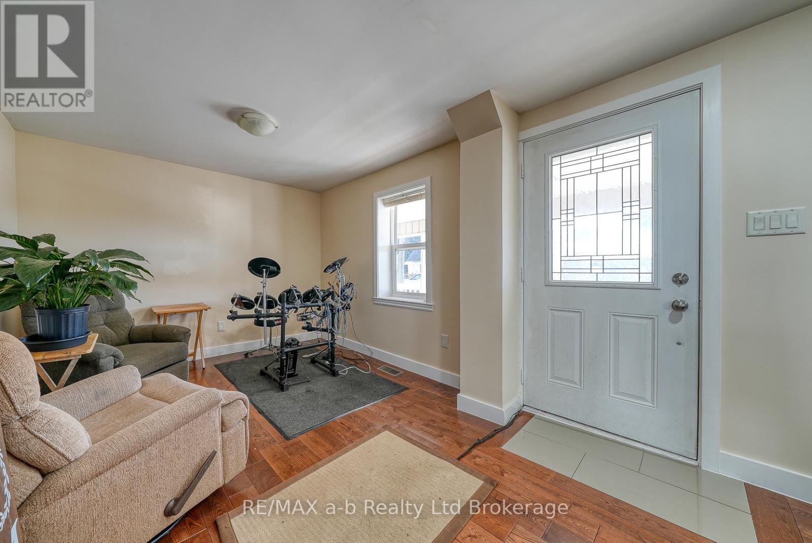 27 Sovereign Street W, Norfolk (Waterford), Ontario  N0E 1Y0 - Photo 7 - X12433793