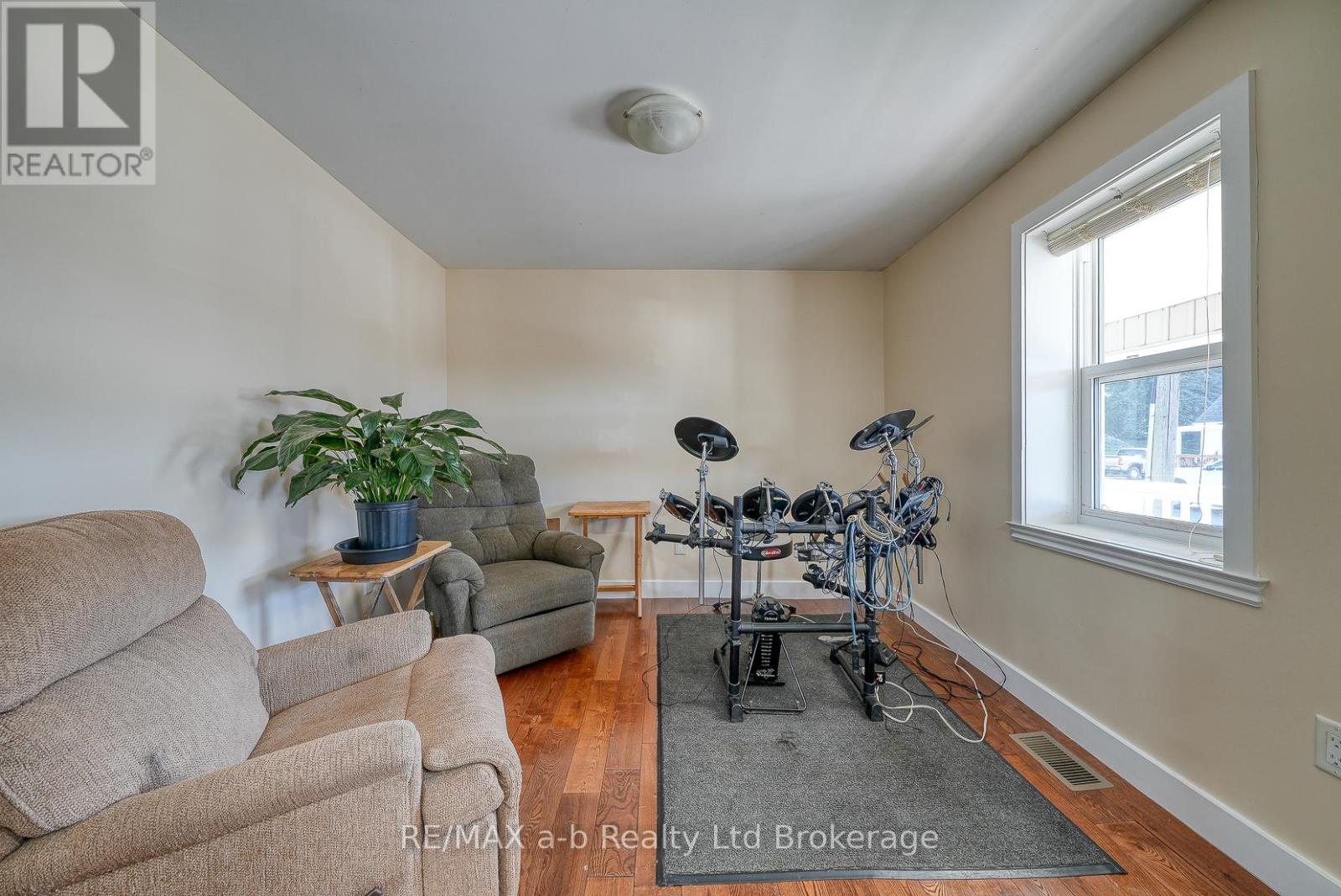 27 Sovereign Street W, Norfolk (Waterford), Ontario  N0E 1Y0 - Photo 8 - X12433793