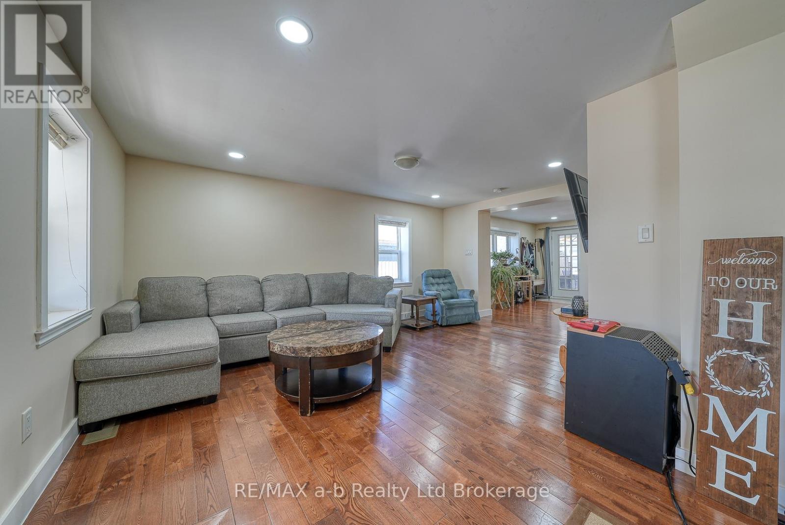 27 Sovereign Street W, Norfolk (Waterford), Ontario  N0E 1Y0 - Photo 9 - X12433793