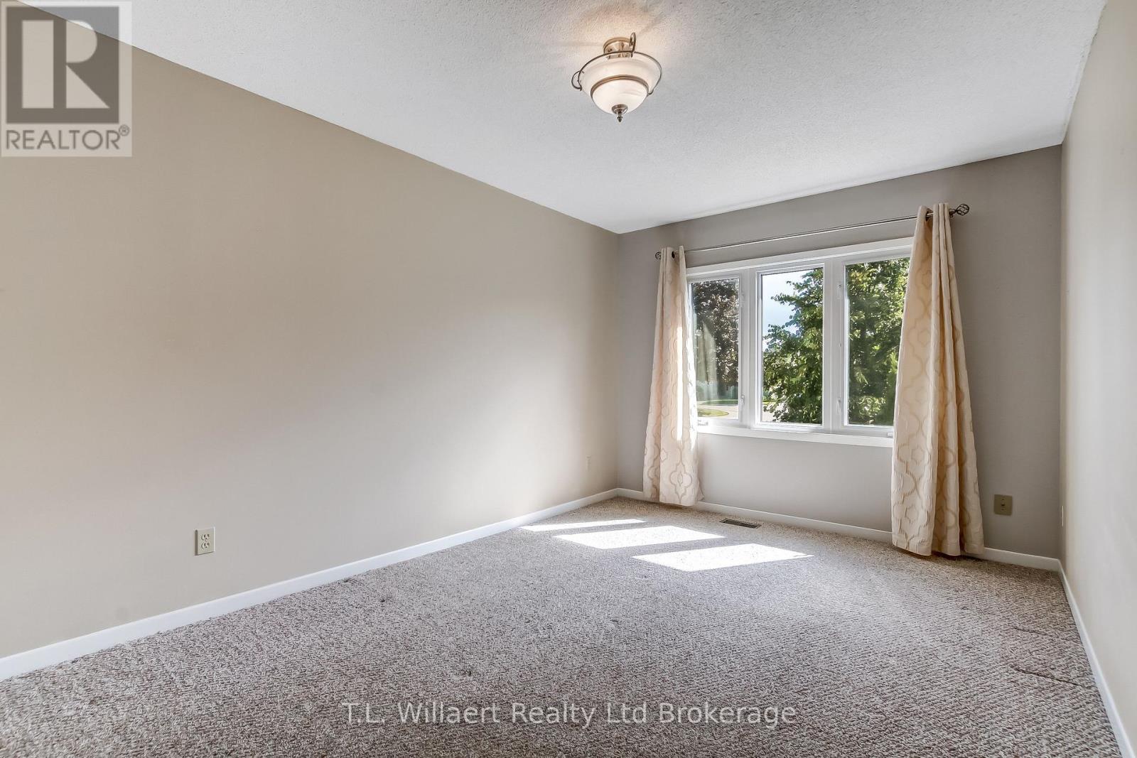 62 Edwin Crescent, Tillsonburg, Ontario  N4G 5H6 - Photo 14 - X12437621