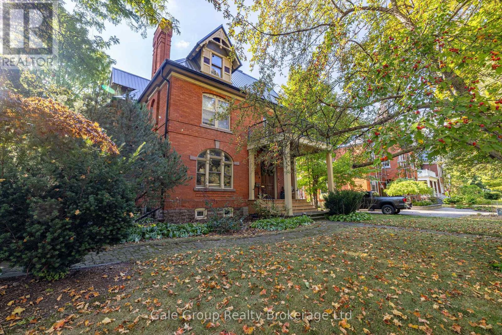 105 Vansittart Avenue, Woodstock (Woodstock - North), Ontario  N4S 6E5 - Photo 7 - X12442097