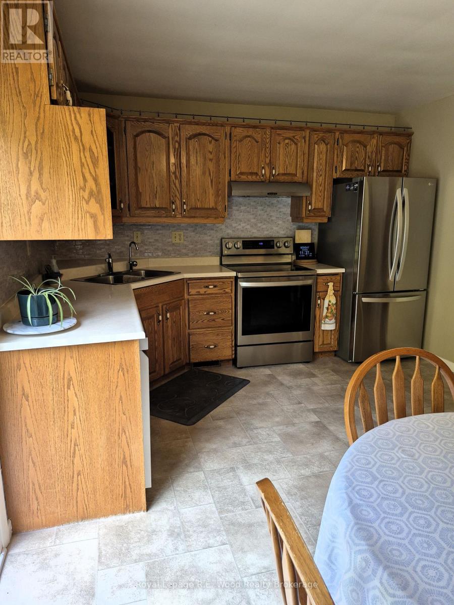 15 Trottier Drive, Tillsonburg, Ontario  N4G 4P6 - Photo 6 - X12447445