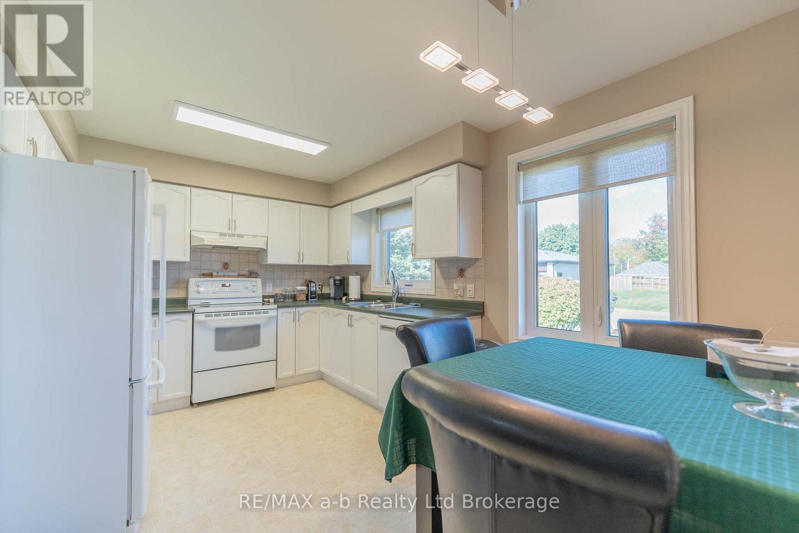 23 Armstrong Drive, Tillsonburg, Ontario  N4G 5T3 - Photo 10 - X12459711