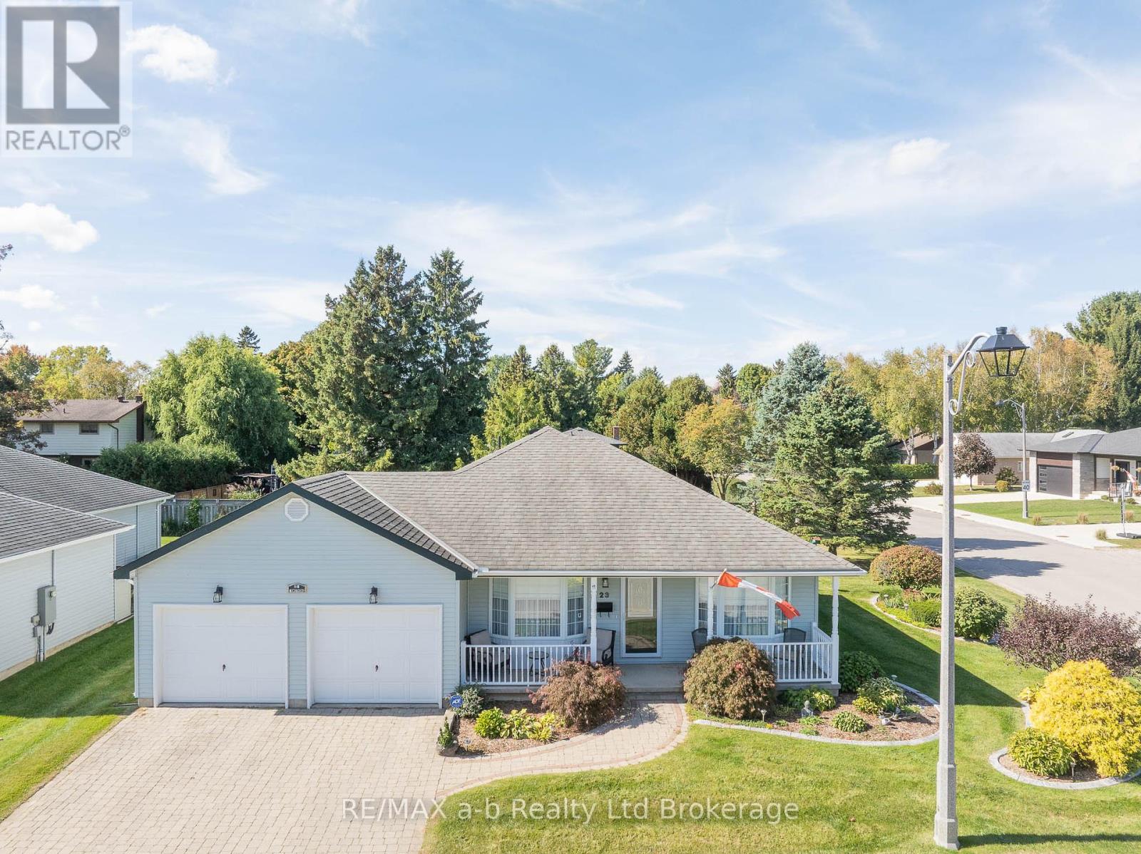 23 Armstrong Drive, Tillsonburg, Ontario  N4G 5T3 - Photo 2 - X12459711