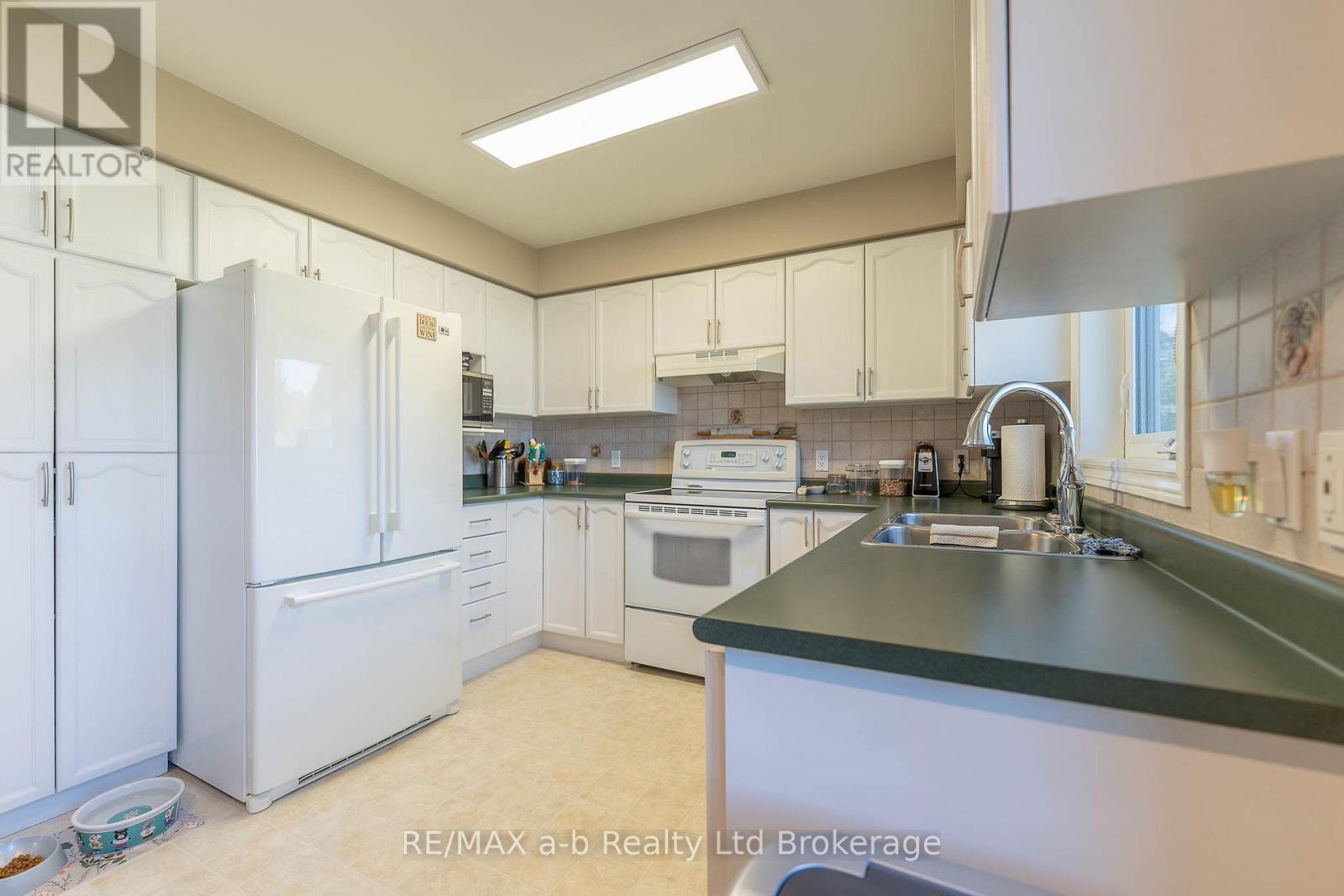 23 Armstrong Drive, Tillsonburg, Ontario  N4G 5T3 - Photo 8 - X12459711