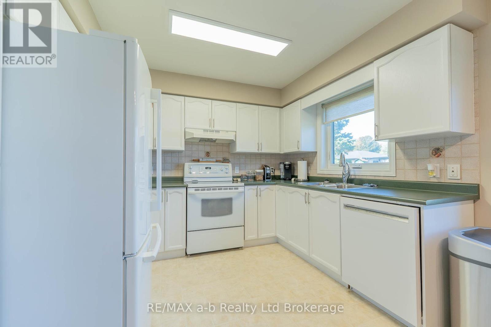 23 Armstrong Drive, Tillsonburg, Ontario  N4G 5T3 - Photo 9 - X12459711