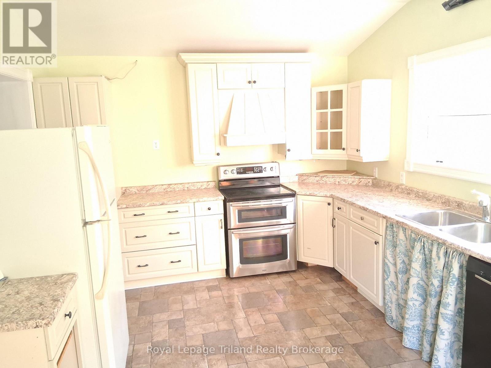 338 Smith Street, Central Elgin (Port Stanley), Ontario  N5L 1C6 - Photo 8 - X12466164