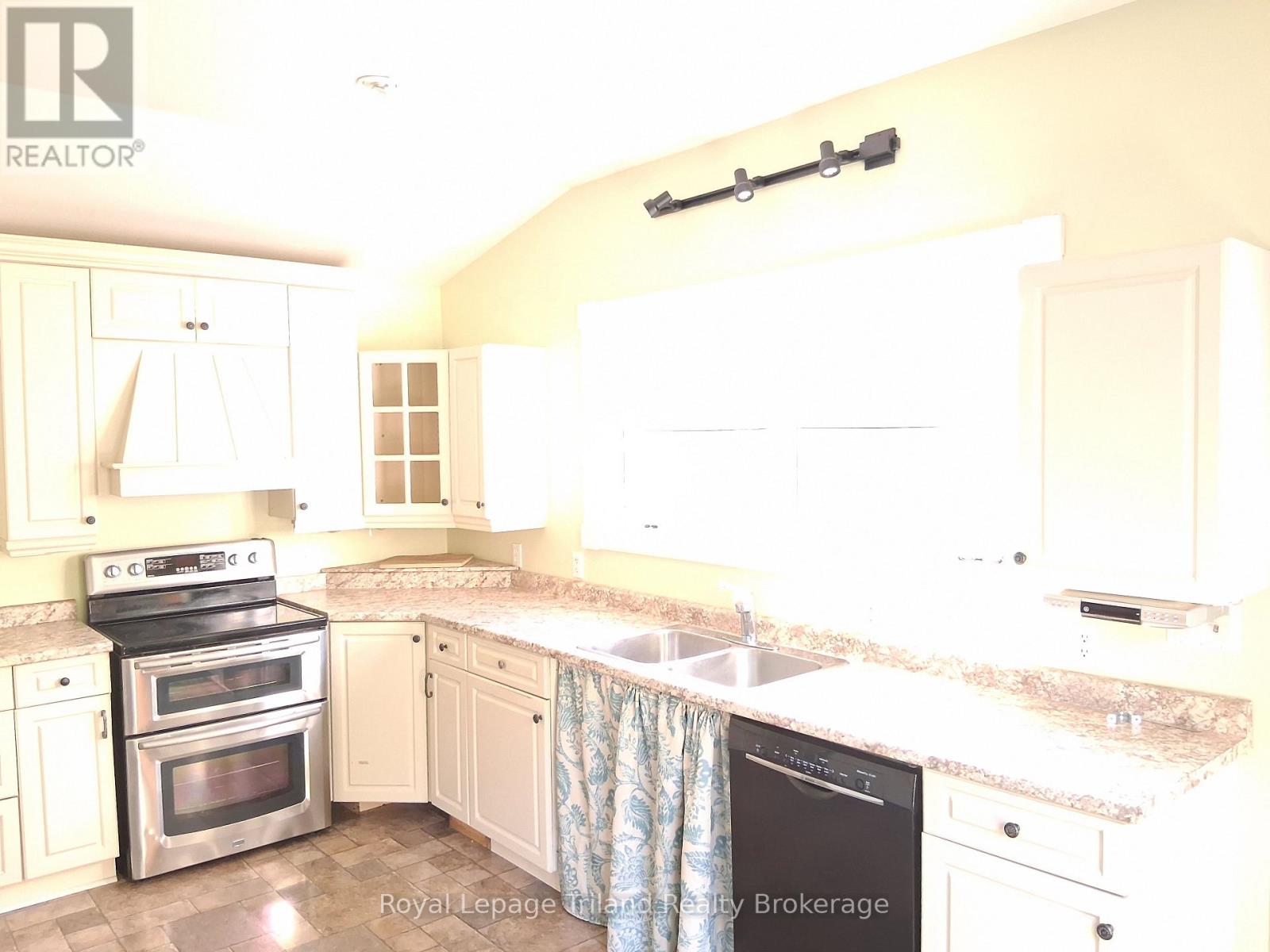 338 Smith Street, Central Elgin (Port Stanley), Ontario  N5L 1C6 - Photo 9 - X12466164