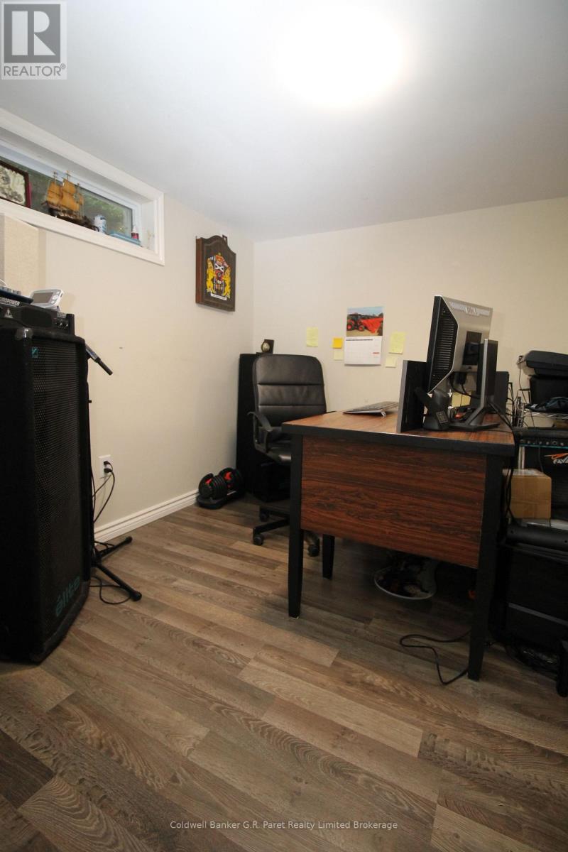 104 Simcoe Crescent, Middlesex Centre (Komoka), Ontario  N0L 1R0 - Photo 20 - X12470435