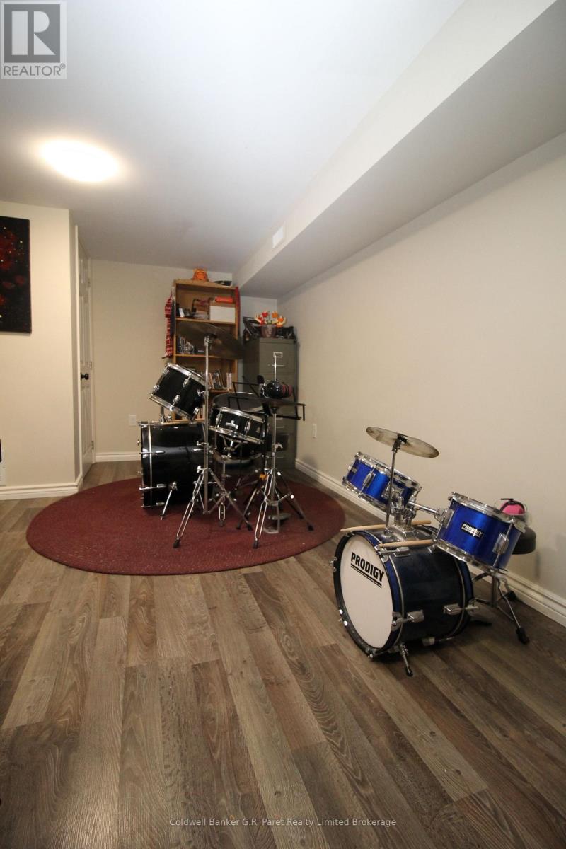 104 Simcoe Crescent, Middlesex Centre (Komoka), Ontario  N0L 1R0 - Photo 21 - X12470435