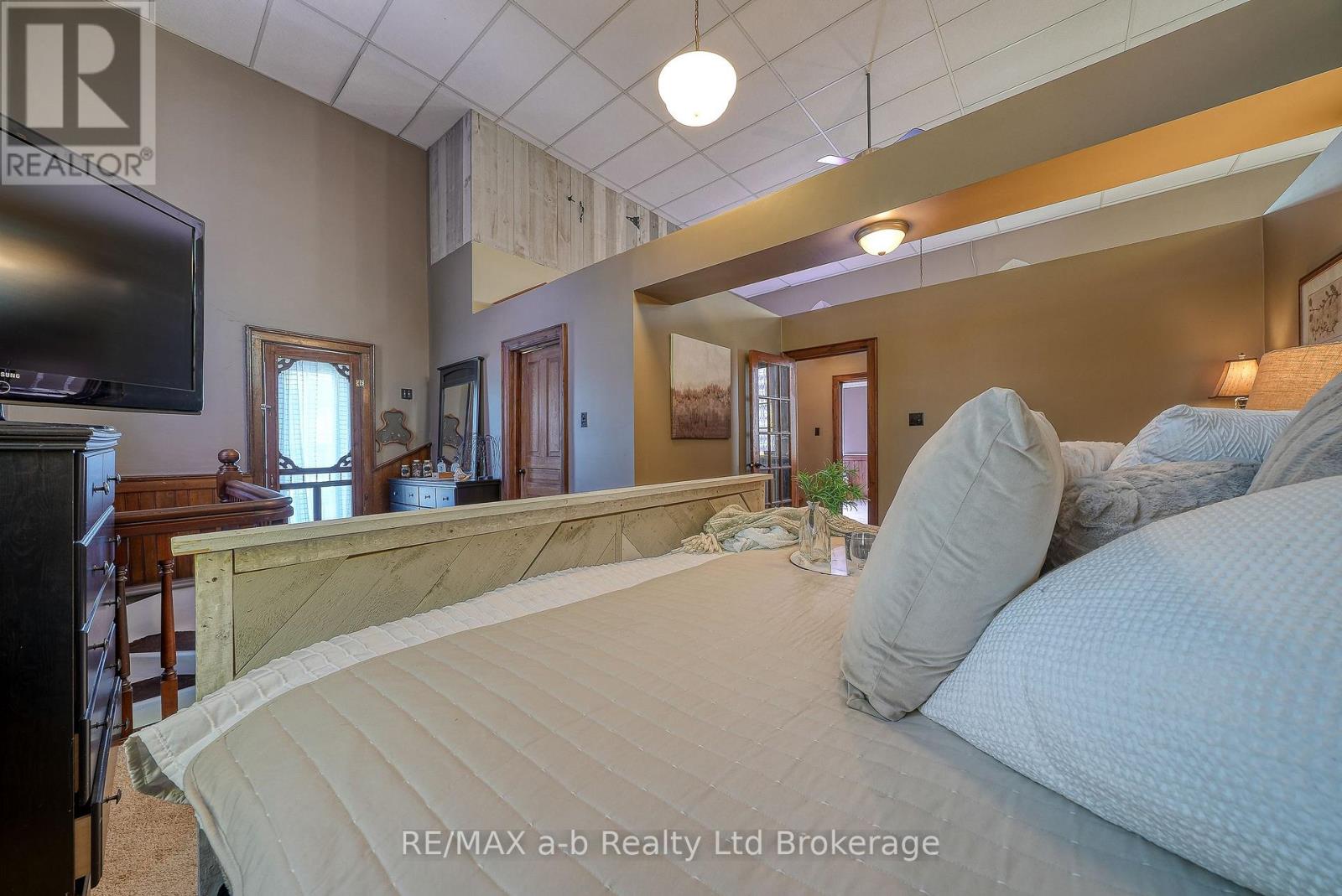 5924 Putnam Road, Thames Centre (Avon), Ontario  N0L 2J0 - Photo 18 - X12473804