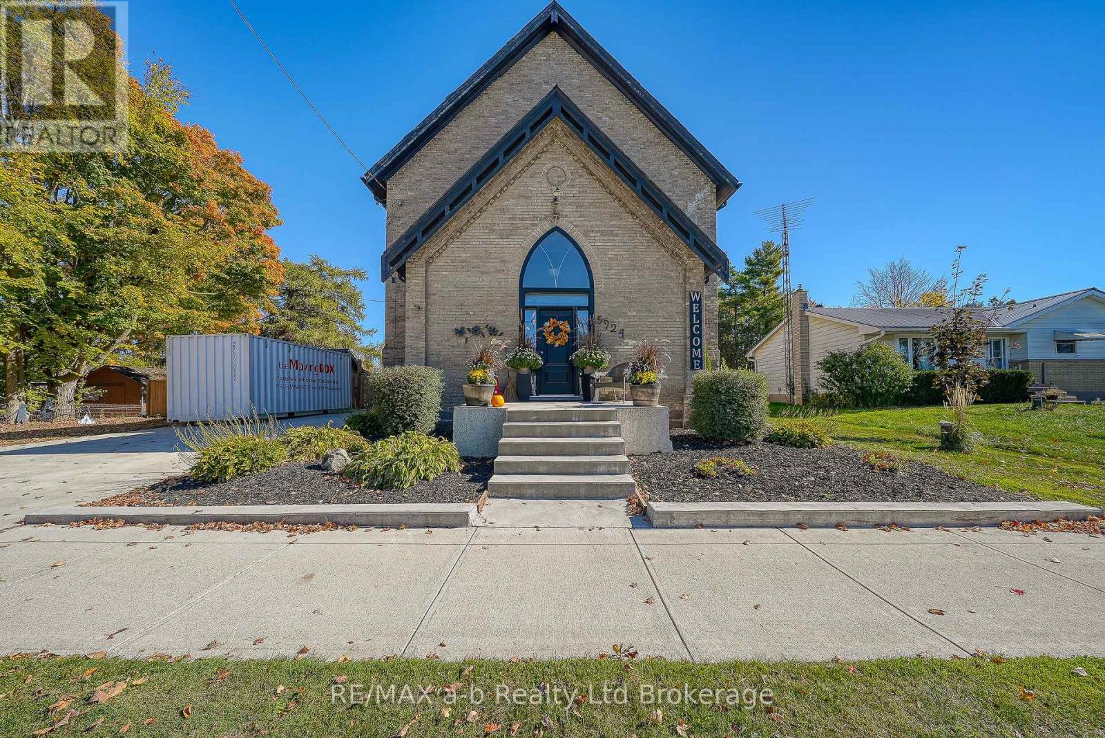 5924 Putnam Road, Thames Centre (Avon), Ontario  N0L 2J0 - Photo 2 - X12473804