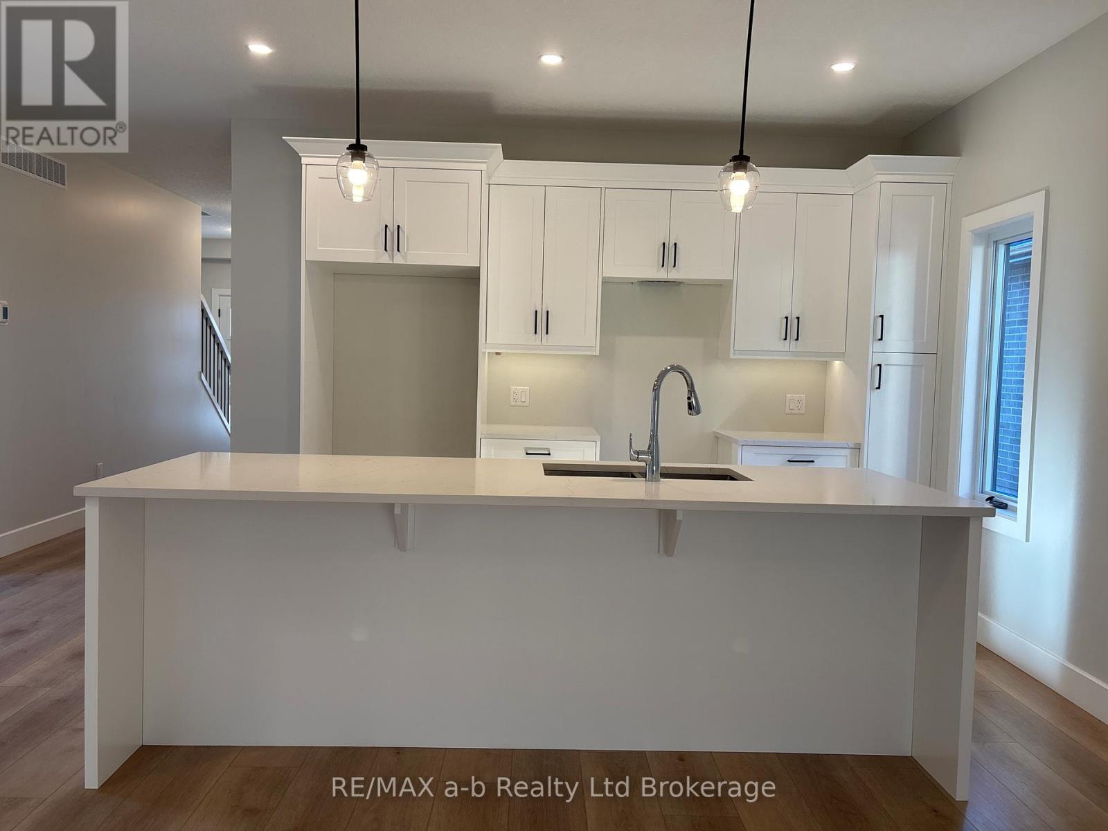 41 Cash Crescent, Ingersoll (Ingersoll - South), Ontario  N5C 0E2 - Photo 2 - X12485818