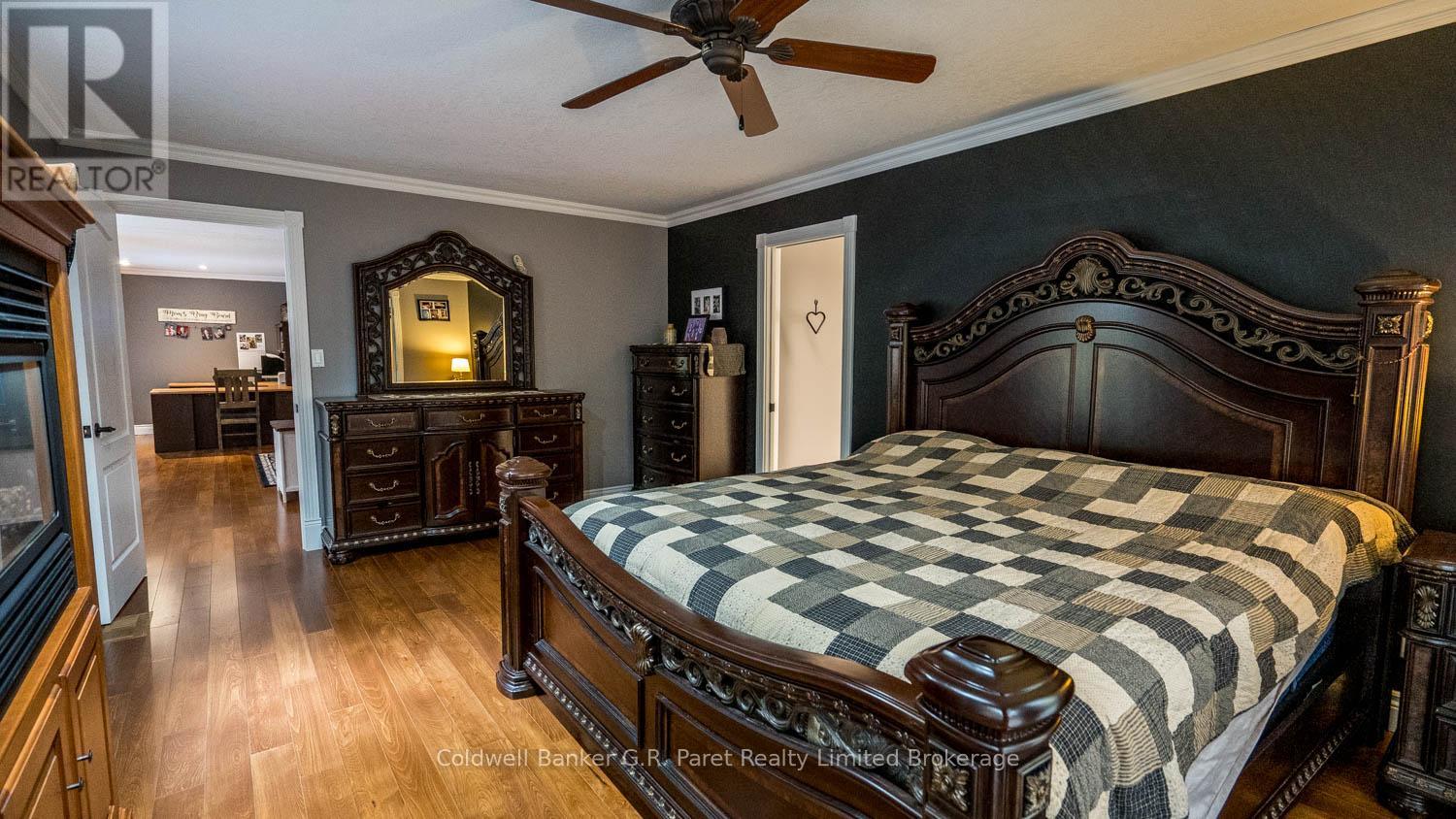 9862 Lakeshore Drive, Lambton Shores (Grand Bend), Ontario  N0M 1T0 - Photo 28 - X12489656