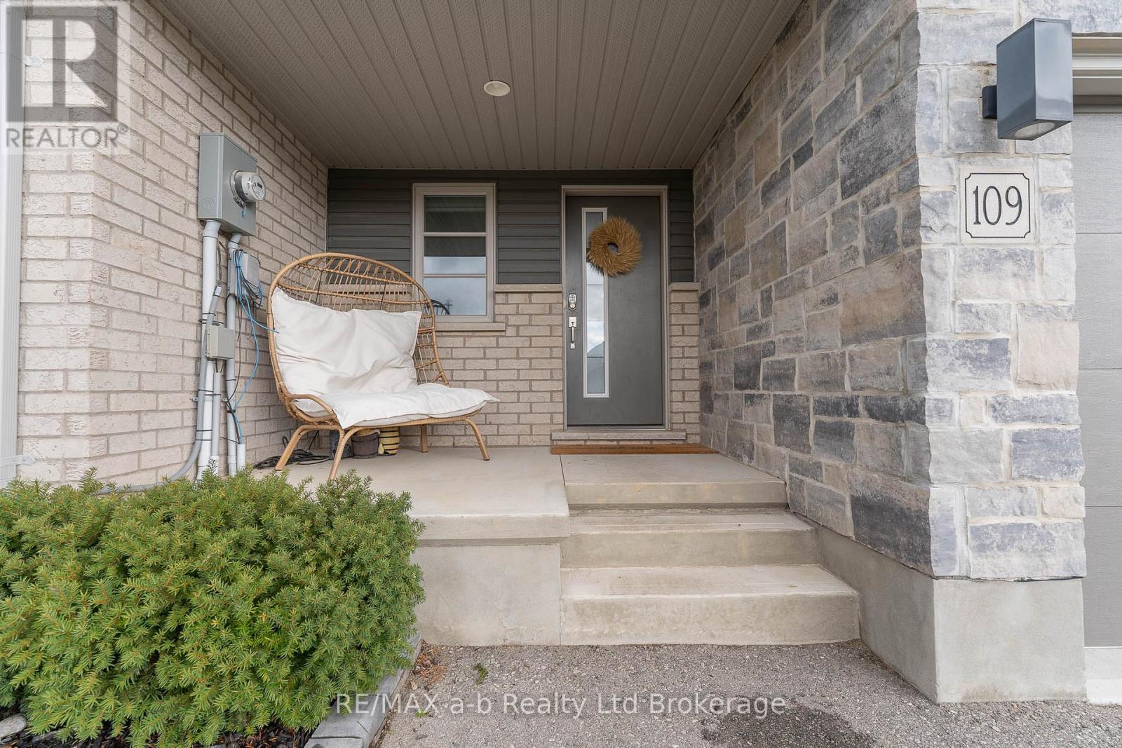 109 Denrich Avenue, Tillsonburg, Ontario  N4G 0H1 - Photo 2 - X12522410