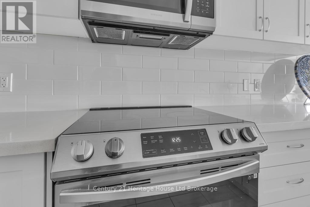 30 Seaton Crescent, Tillsonburg, Ontario  N4G 0J8 - Photo 4 - X12558374