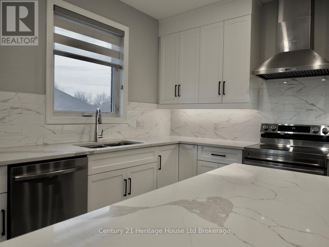 8 Sycamore Drive, Tillsonburg, Ontario  N4G 5S3 - Photo 5 - X12579398