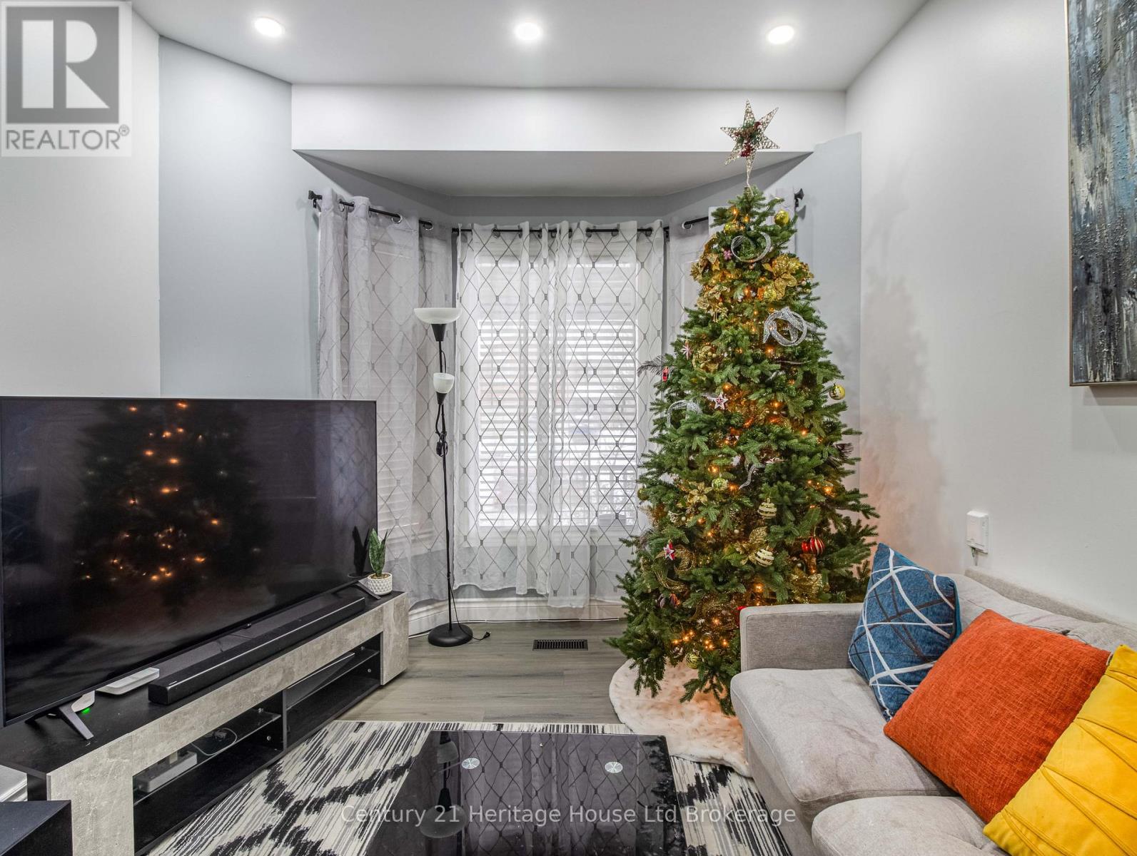 8 Mohican Drive, Woodstock (Woodstock - North), Ontario  N4T 1H5 - Photo 3 - X12616106