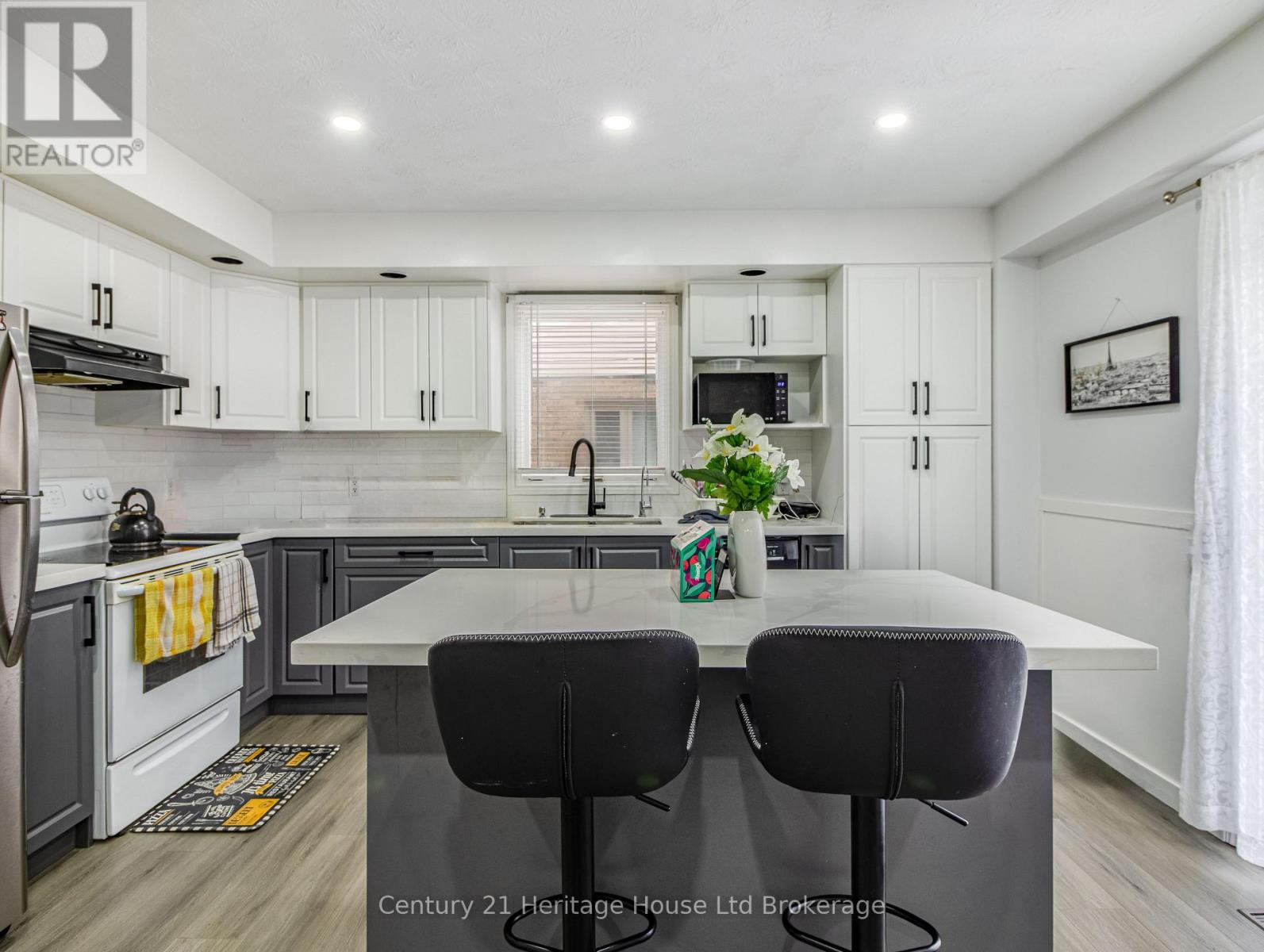 8 Mohican Drive, Woodstock (Woodstock - North), Ontario  N4T 1H5 - Photo 7 - X12616106