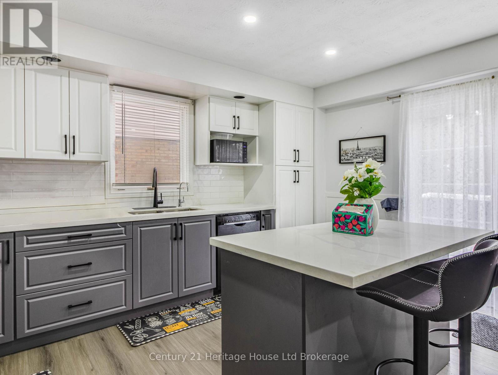 8 Mohican Drive, Woodstock (Woodstock - North), Ontario  N4T 1H5 - Photo 8 - X12616106