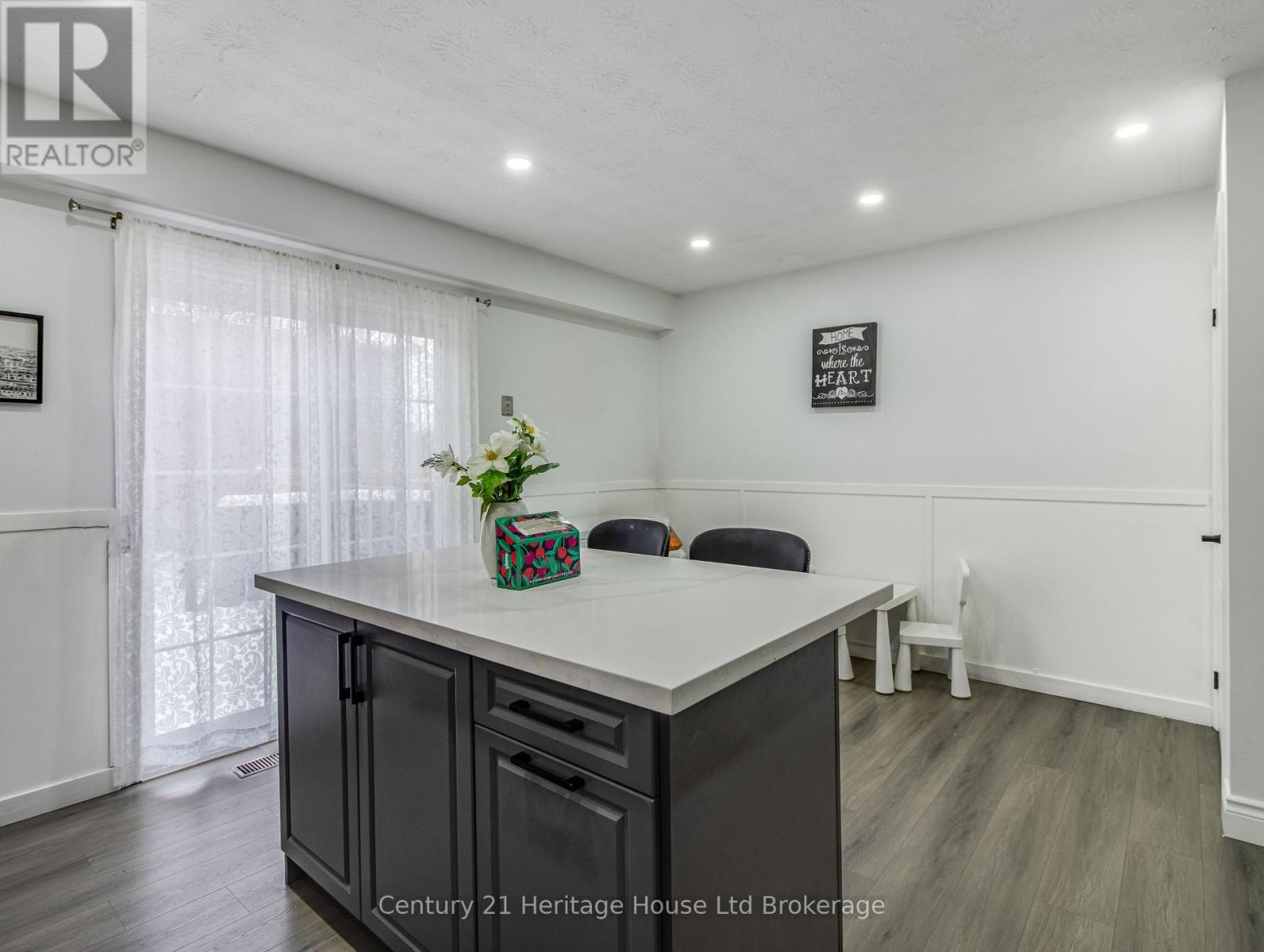 8 Mohican Drive, Woodstock (Woodstock - North), Ontario  N4T 1H5 - Photo 9 - X12616106