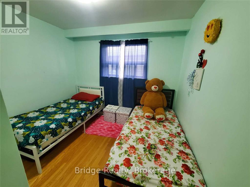 7075 Magic Court, Mississauga (Malton), Ontario  L4T 3A2 - Photo 11 - W12620490