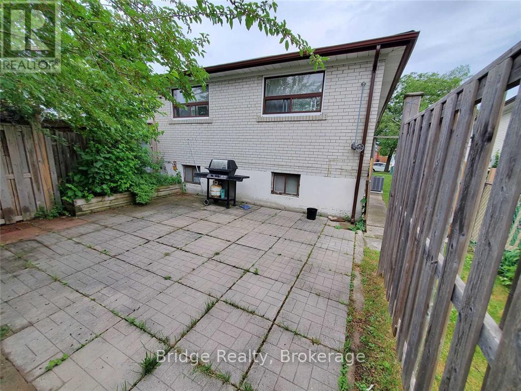 7075 Magic Court, Mississauga (Malton), Ontario  L4T 3A2 - Photo 16 - W12620490