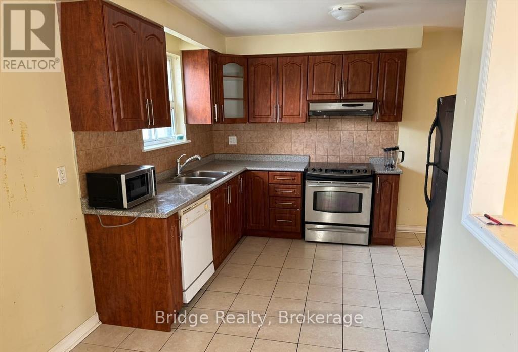 7075 Magic Court, Mississauga (Malton), Ontario  L4T 3A2 - Photo 2 - W12620490