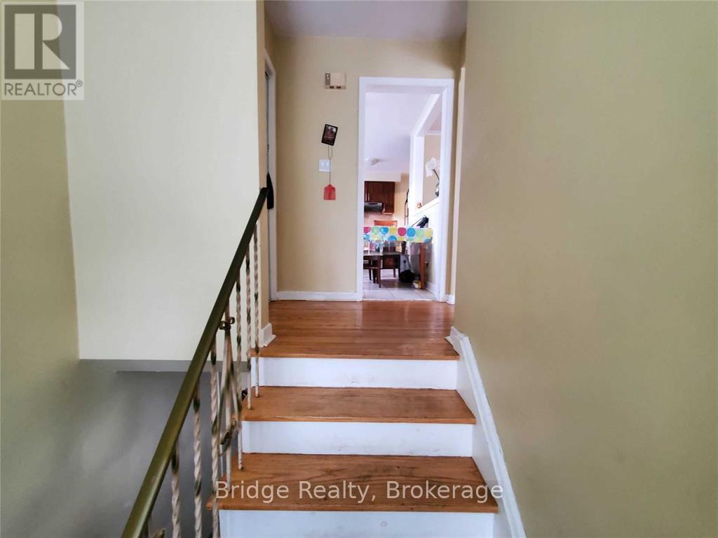 7075 Magic Court, Mississauga (Malton), Ontario  L4T 3A2 - Photo 3 - W12620490