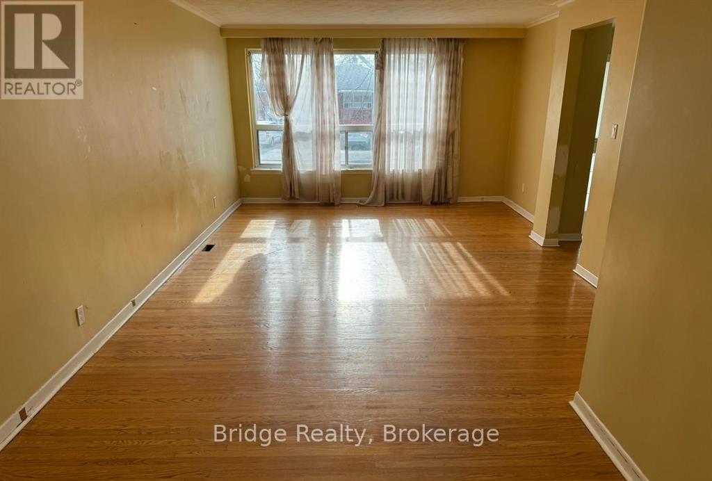 7075 Magic Court, Mississauga (Malton), Ontario  L4T 3A2 - Photo 5 - W12620490