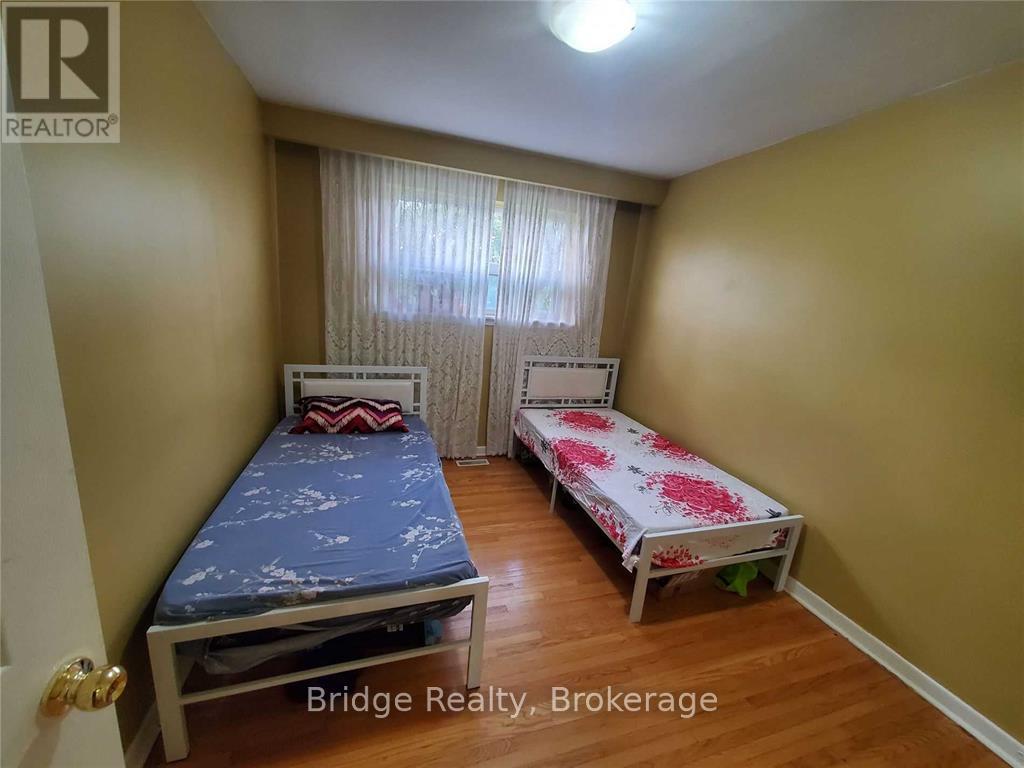 7075 Magic Court, Mississauga (Malton), Ontario  L4T 3A2 - Photo 9 - W12620490